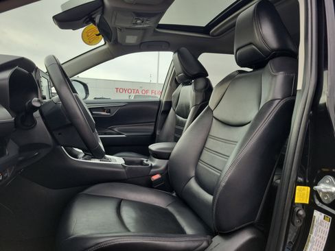 Used 2020 Toyota RAV4 XLE Premium image 18