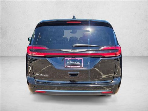 Used 2025 Chrysler Pacifica Select FWD image 6