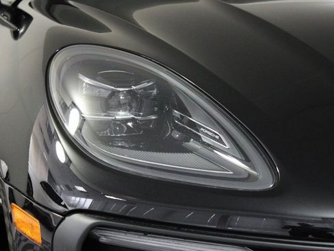 Certified 2025 Porsche Macan image 12