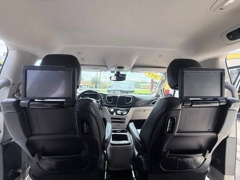 Used 2019 Chrysler Pacifica Touring-L Plus w/ Advanced Safetytec Group FWD image 16