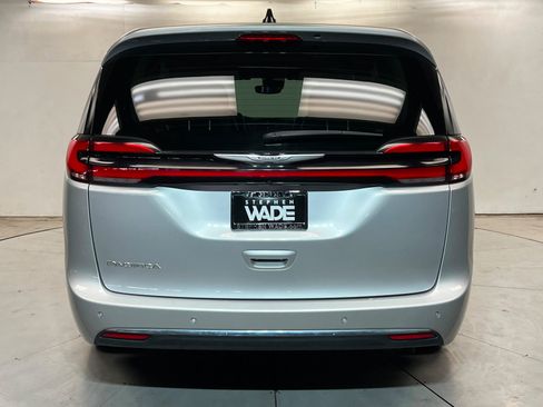 Used 2024 Chrysler Pacifica Touring-L FWD image 4