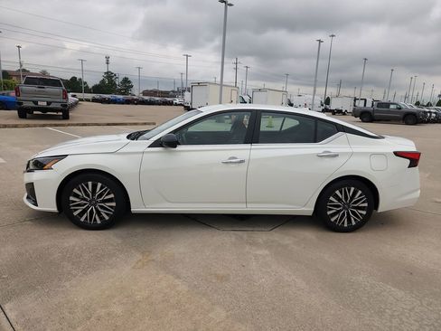 Used 2025 Nissan Altima 2.5 SV FWD image 8