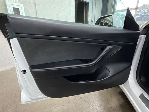 Used 2020 Tesla Model 3 Standard Range RWD image 10