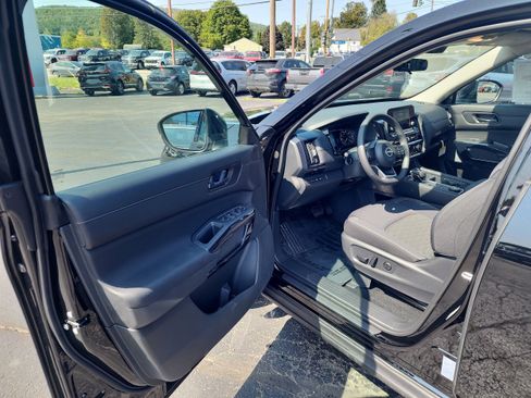 New 2025 Nissan Pathfinder SV image 10