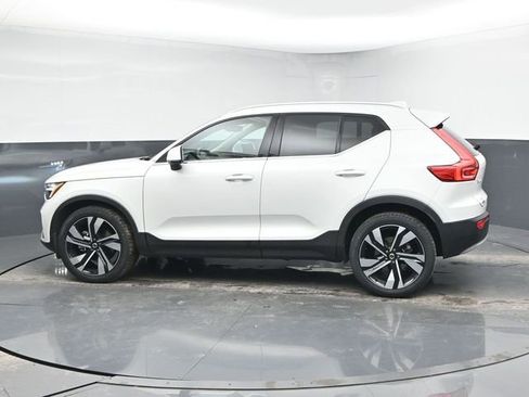 Used 2023 Volvo XC40 B4 Plus w/ Driver Assist Package image 5