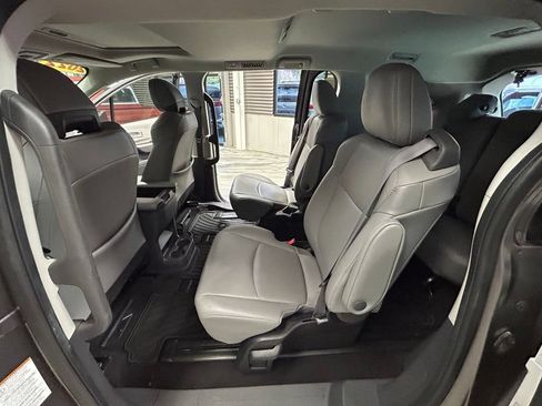 Used 2022 Toyota Sienna XLE FWD image 49