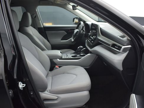 Used 2023 Toyota Highlander LE AWD/4WD image 10