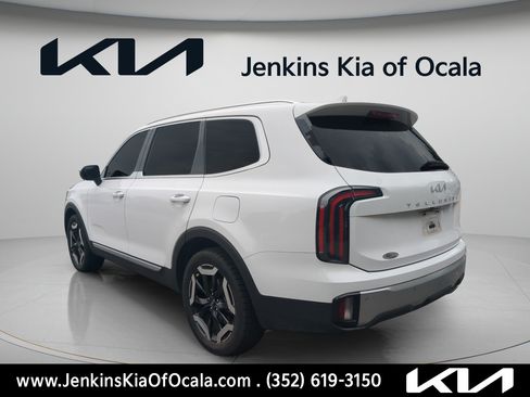 Certified 2023 Kia Telluride EX w/ EX Captain's Chair Package FWD image 5