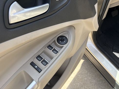 Used 2017 Ford Escape SE w/ Equipment Group 201A FWD image 2