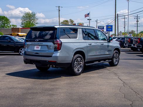Used 2025 Chevrolet Suburban Z71 image 7