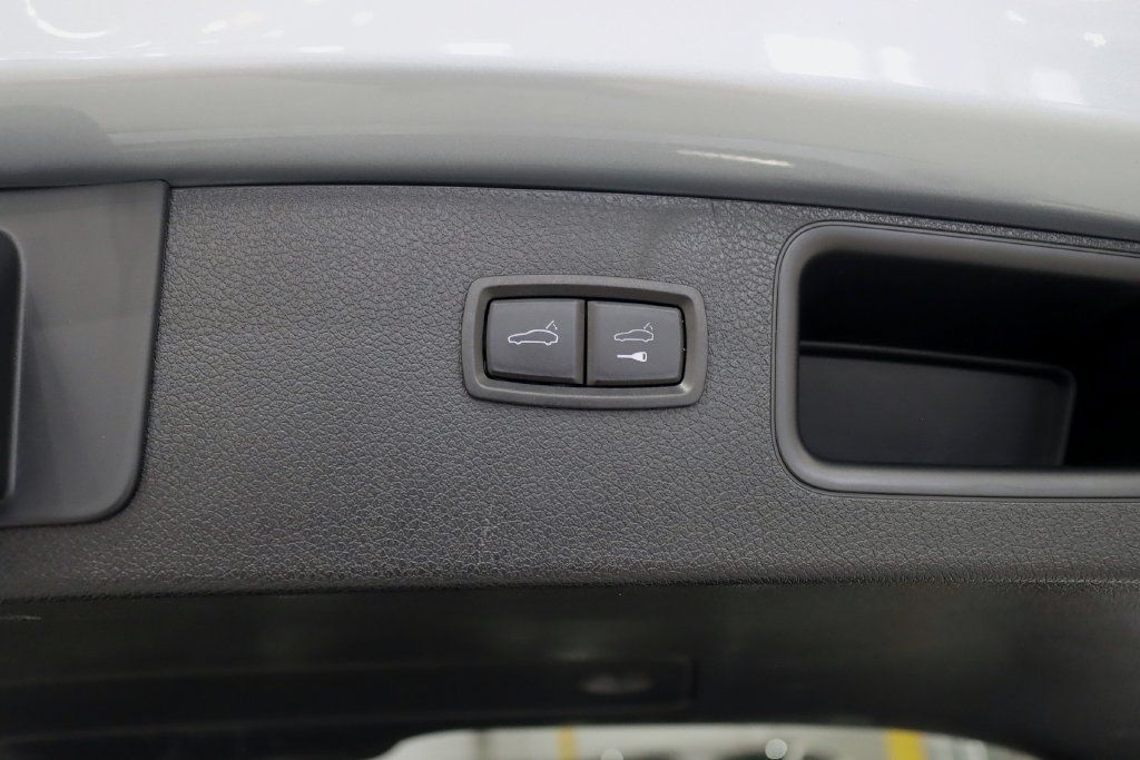 Used 2022 Porsche Macan AWD/4WD image 36
