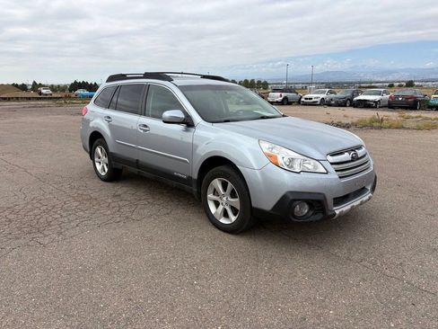 Used 2013 Subaru Outback 3.6R Limited w/ Moonroof Pkg AWD/4WD image 3