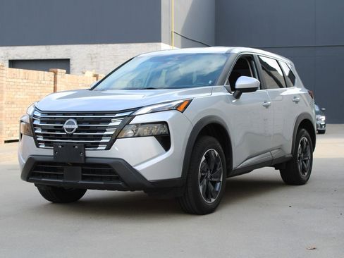 Used 2024 Nissan Rogue SV image 2