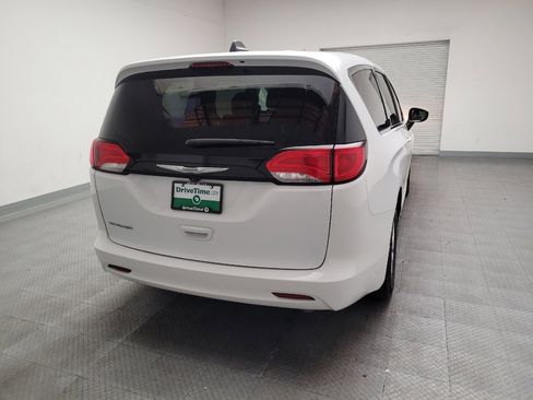 Used 2022 Chrysler Voyager LX image 7