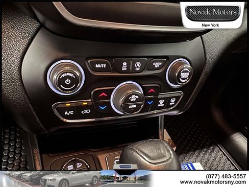 Used 2022 Jeep Cherokee Trailhawk image 22