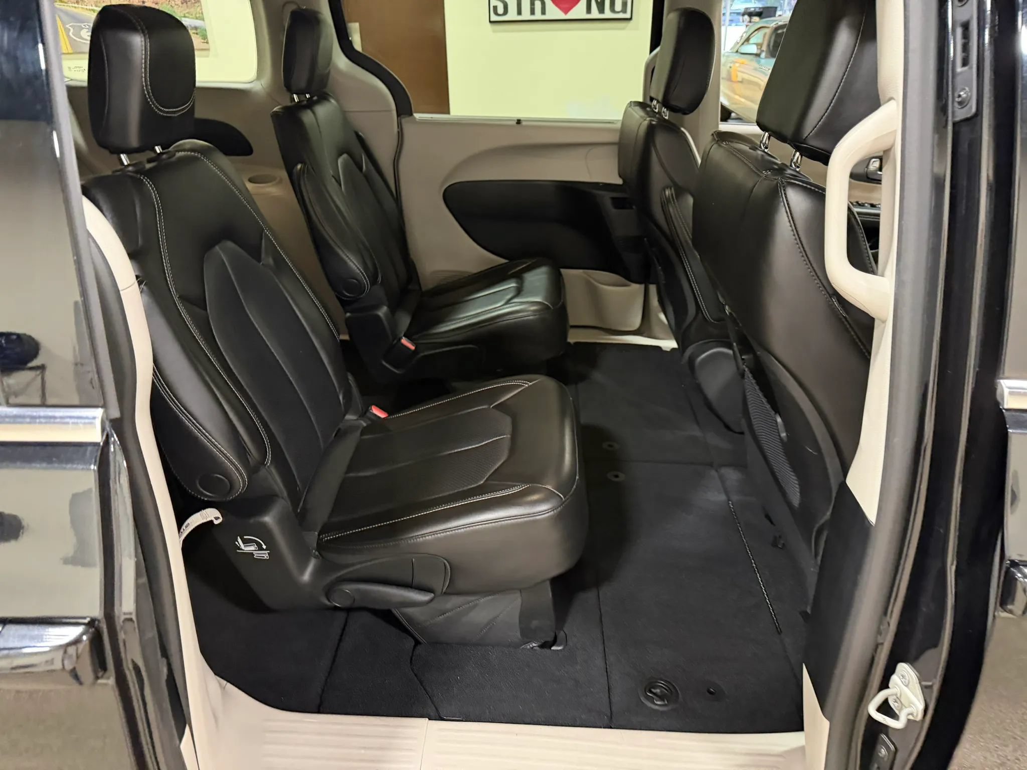 Used 2023 Chrysler Pacifica Touring-L FWD image 29