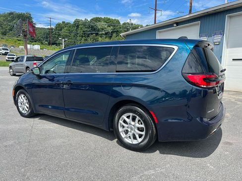 Used 2023 Chrysler Pacifica Touring-L FWD image 3