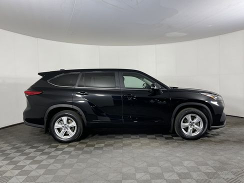 Used 2023 Toyota Highlander LE image 5