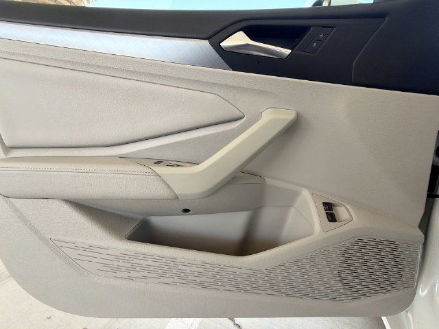 Used 2024 Volkswagen Jetta SE w/ Panoramic Sunroof Package FWD image 21