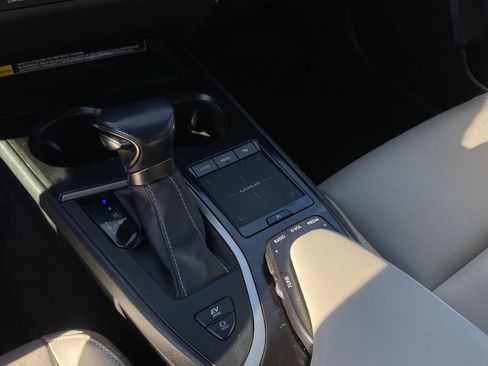 Used 2022 Lexus UX 250h image 14