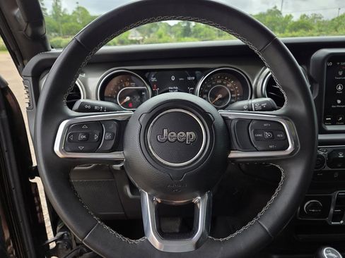 Used 2023 Jeep Gladiator Overland AWD/4WD image 32
