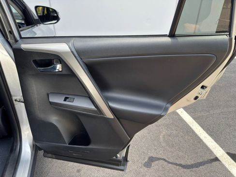 Used 2018 Toyota RAV4 XLE FWD image 38