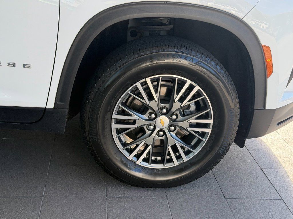 Used 2025 Chevrolet Traverse LT FWD image 8