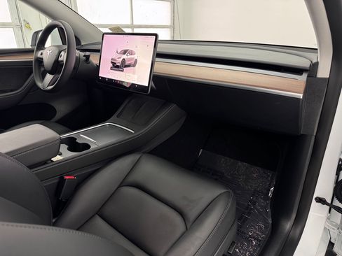 Used 2024 Tesla Model Y Performance image 19