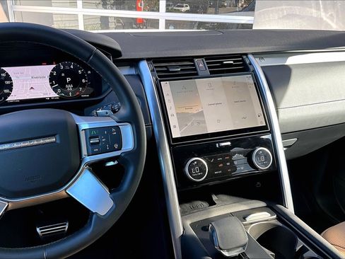 Used 2025 Land Rover Discovery Dynamic SE image 6