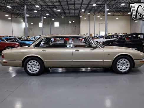 Used 2001 Jaguar XJ8 image 6