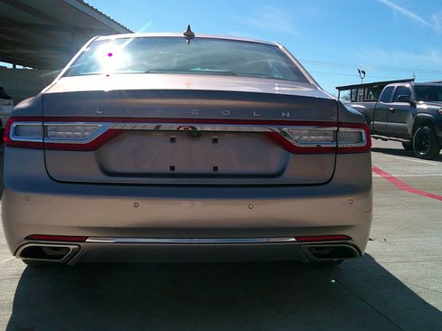 Used 2019 Lincoln Continental Select image 12