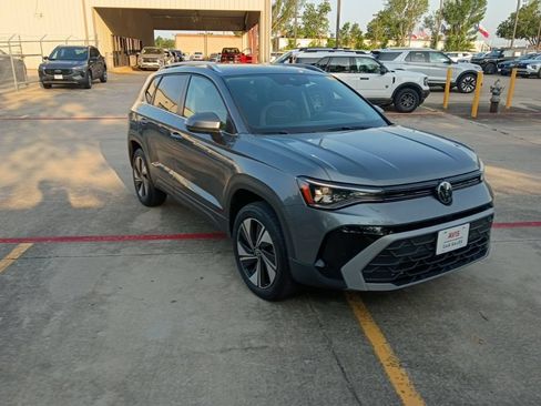 Used 2025 Volkswagen Taos SE AWD/4WD image 6