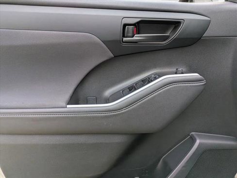Certified 2024 Toyota Highlander LE image 8