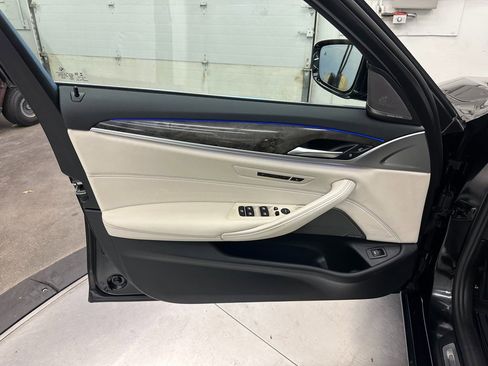 Used 2023 BMW 540i xDrive w/ Premium Package image 21