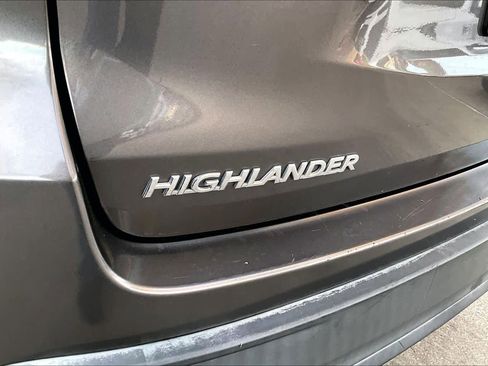 Used 2017 Toyota Highlander LE image 28