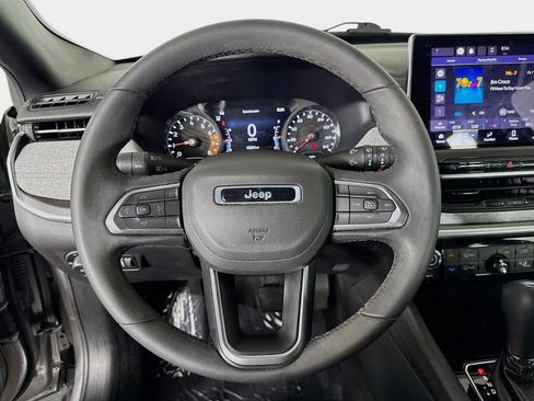 Used 2023 Jeep Compass Latitude image 13