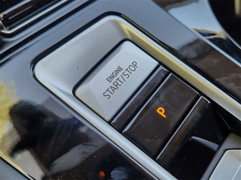 New 2025 Volkswagen Atlas Peak Edition SE image 14