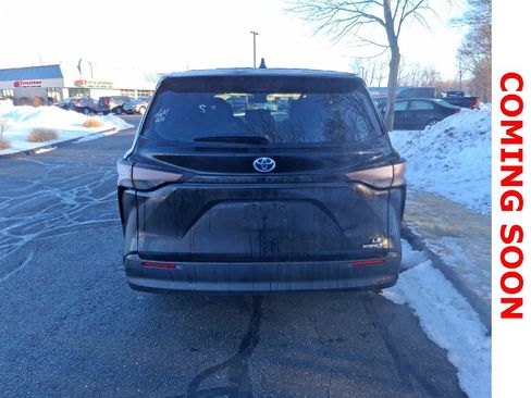 Used 2024 Toyota Sienna LE image 5