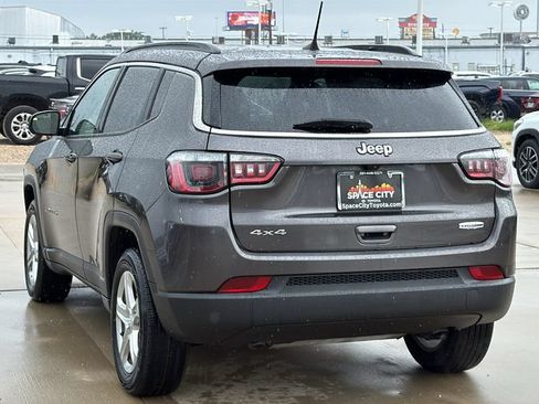 Used 2024 Jeep Compass Latitude AWD/4WD image 3