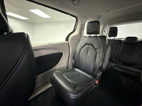 Used 2024 Chrysler Pacifica Touring-L image 12