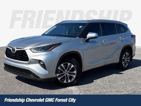 Used 2021 Toyota Highlander XLE AWD/4WD image 1