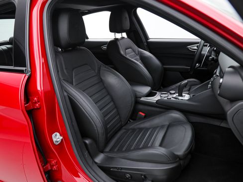 Used 2023 Alfa Romeo Giulia Veloce RWD image 11