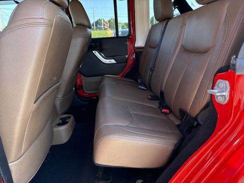 Used 2016 Jeep Wrangler Unlimited Sahara w/ Connectivity Group AWD/4WD image 29