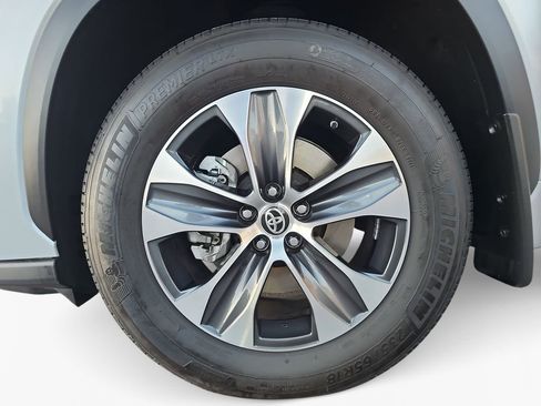 Certified 2024 Toyota Highlander XLE AWD/4WD image 24