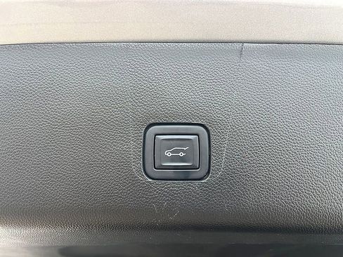 Used 2023 Chevrolet Traverse LT image 54