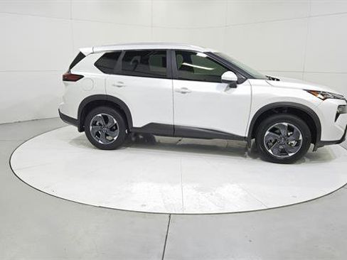 Used 2025 Nissan Rogue SV w/ SV Premium Package FWD image 8