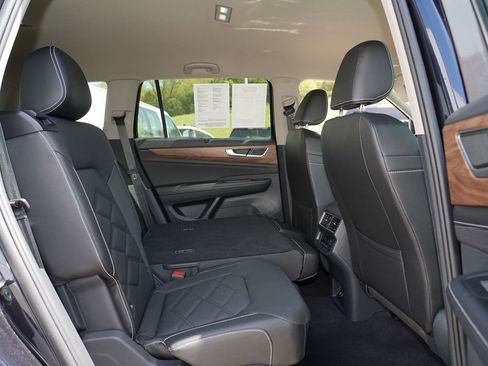 Used 2025 Volkswagen Atlas SE AWD/4WD image 33