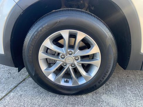 Used 2019 Hyundai Santa Fe SE image 4