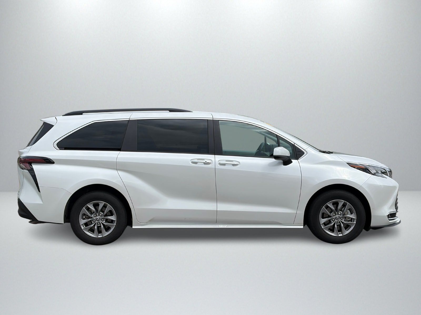 Used 2024 Toyota Sienna XLE AWD/4WD image 6