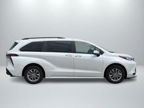 Used 2024 Toyota Sienna XLE AWD/4WD image 6